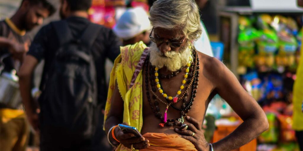 Roti, Kaapra, Makan aur ek Mobile Phone!
