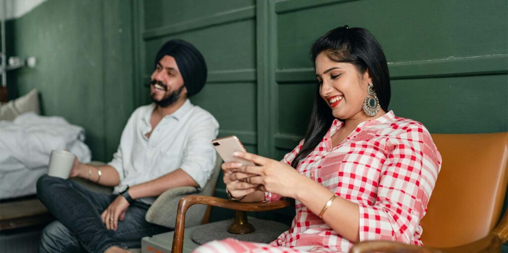 Roti, Kaapra, Makan aur ek Mobile Phone!