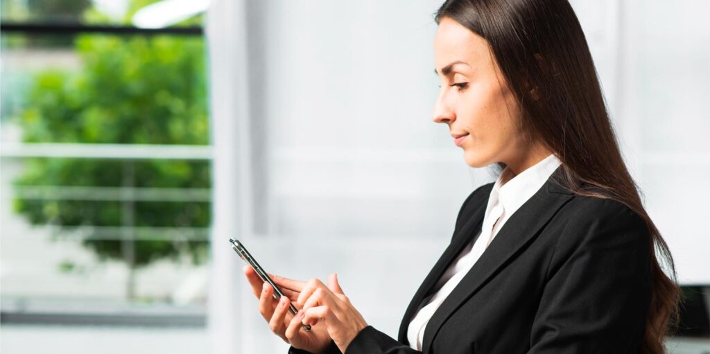 Premium Smartphone Momentum Set to Accelerate This Festive Season with 18% YoY growth, says CMR